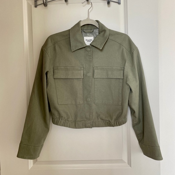 NWT Abercrombie & Fitch Khaki Olive Green Cropped Collared Button Utility Jacket - Picture 13 of 13
